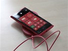 Nokia Lumia 920 na bezdrátové nabíjece