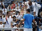 DOHADY. Andy Murray a Tomá Berdych se dohadují s rozhodím Pascalem Mariou,