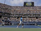 NA PODÁNÍ. Tomá Berdych servíruje v semifinále US Open proti Andy Murraymu.