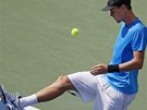 TENIS NEBO NOHEJBAL? Tomá Berdych v semifinále US Open proti Andymu Murraymu.