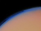 Snímek atmosféry msíce Titanu kamerou Voayageru 1. Je husttí ne zemská a...