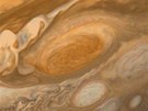 Proslulá Rudá skvrna na Jupiteru vyfocená pi prletu Voyageru