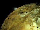 Snímek výbuchu na msíci Io ze vzdálenosti zhruba pl milionu kilometr. Erupce...