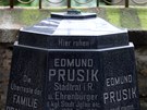 Nad hrobem estného obana Edmunda Prusika ukradli zlodji ped deseti lety
