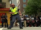 Tanící policista ídí dopravu na runé americké kiovatce.