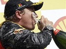 NA ZDRAVÍ A NA TETÍ MÍSTO. Finský jezdec Kimi Räikkönen zapíjí tetí místo ve