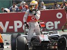 VEN Z VOZU. Britský pilot Lewis Hamilton opoutí svj havarovaný monopost týmu