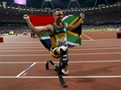 Oscar Pistorius pózuje se s jihoafrickou vlajkou po triumfu v paralympijském
