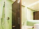 Koupelna rodi získala velký sprchový kout, je obloená zelenou sklennou
