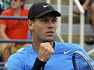 DOBR M. Tom Berdych se raduje z spn vmny v duelu s Nicolasem