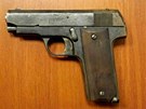 Pistole, kterou byli mimo jiné ozbrojeni zadrení lupii, je vyloupili erpací