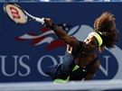 Americká tenistka Serena Williamsová podává ve finále US Open.