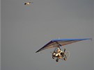 Putinův kluzák už ve vzduchu ukazuje bílým jeřábům směr letu (5. září 2012)