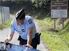 Policista si zapisuje poznámky bhem ohledávání inu u jezera Annecy (6. záí...