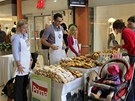 Patrik Eliá podpoil UNICEF prodejem kolá, které napekla také cukráka Iveta...