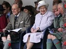 Princ Philip, královna Albta II. a princ Charles na tradiních skotských...