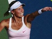 PODN. Andrea Hlavkov servruje na US Open v zpase proti Marii Kirilenkov.
