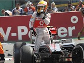 VEN Z VOZU. Britsk pilot Lewis Hamilton opout svj havarovan monopost tmu