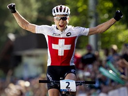 VÍTZOVA RADOST. výcarský biker Nino Schurter jásá, stal se mistrem svta v...