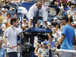 JAK TO UDLÁME? Tomá Berdych (vpravo) a jeho soupe Andy Murray diskutují s...