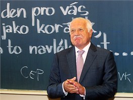 Prezident Václav Klaus zahájil první den vyuování na Základní kole Na...