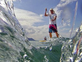 CHARITATIVNÍ BALANC. Úastník pádluje bhem charitativní akce Stand Up Paddle...