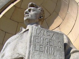Socha dlnka s knihou a jmny Marxe, Engelse a Lenina