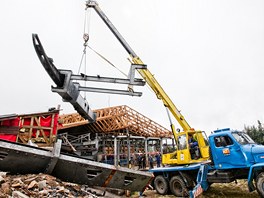 Stará lanovka na Snku dojezdila, rozebírají ji stavai. (3. 9. 2012)