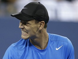 ZATNU ZUBY A JDU! Tom Berdych v utkn proti Rogeru Federerovi na US Open.
