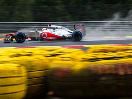 ZA LUTOU OPONOU. Jenson Button z týmu McLaren pi brzdní v prvním tréninku...