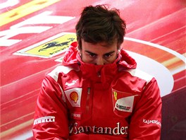 UTRÁPEN DLOUHÝM EKÁNÍM. Fernando Alonso eká v boxech týmu Ferrari, zda-li mu...
