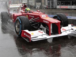 DÉ BYL SILNJÍ A SILNJÍ. Felipe Massa pijídí s vozem Ferrari do box. Na...