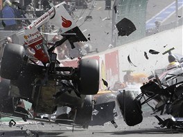 NEHODA HNED V ÚVODU. Prbh Velké ceny Belgie voz formule 1 poznamenala kolize