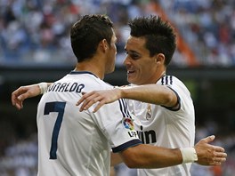 GRATULACE OD SPOLUHRE. Cristianu Ronaldovi z Realu Madrid (vlevo) blahopejek