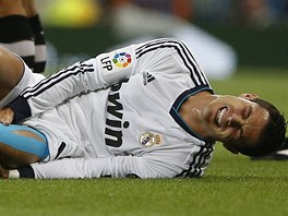 BOL TO. Cristiano Ronaldo se dr za nohu a grimasa ve tvi hvzdy Realu