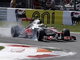 LÍDR. Lewis Hamilton se svým mclarenem v ele Velké ceny Itálie.