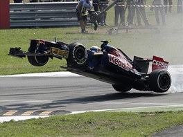 SKONIL JAKO PRVNÍ. Jean-Eric Vergne z týmu Toro Rosso ukázal svou nezkuenost...