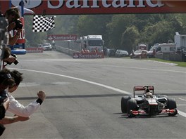 RADOST V CÍLI. Lewis Hamilton se raduje z vítzství ve Velké cen Itálie.