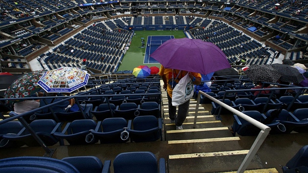 TENIS POD DETNKEM. Divci se i ve stedu museli schovvat ped detm pod detnkem.