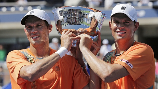 AMPIONI. Amerit tenist Bob (vpravo) a Mike Bryanovi zskali svj 12. grandslamov titul ve tyhe, kdy triumfovali na US Open.