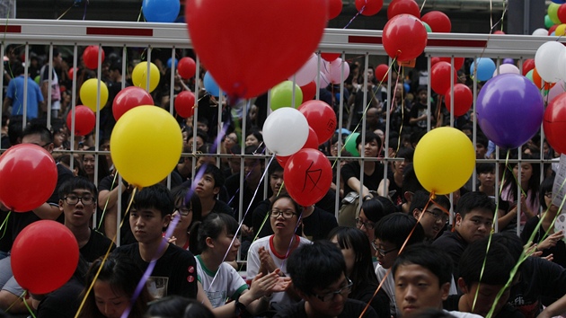 Stotiscov protest proti hodinm vlastenectv ped adem vldy v Hong Kongu.