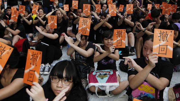 Stotiscov protest proti hodinm vlastenectv ped adem vldy v Hong Kongu.