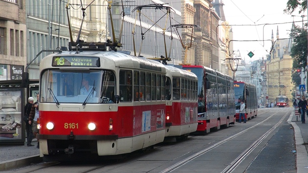 Tramvaje, které se sjely u zastávky na Karlov námstí.