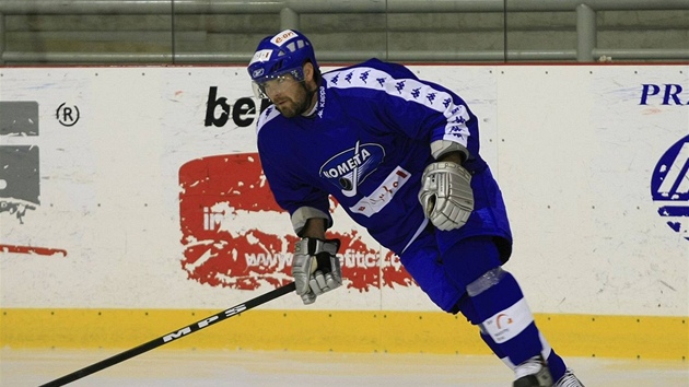 Slovensk hokejista Peter Pucher jet v dresu brnnsk Komety.