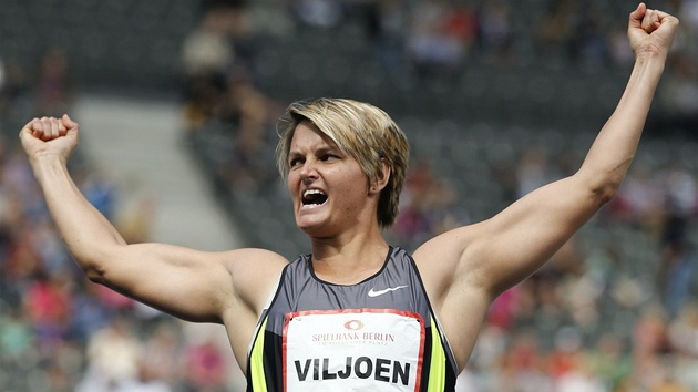 Jihoafrianka Sunette Viljoenov se raduje z povedenho pokusu, kterm si na atletickm mtinku v Berln zajistila vtzstv.