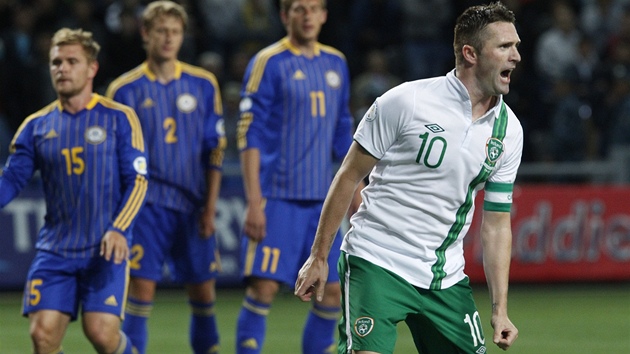 VYROVNNO! Irsk kapitn Robbie Keane (vpravo) oslavuje promnnou penaltu v duelu s Kazachstnem.