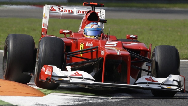 NEDAILO SE. Fernando Alonso bojoval s okruhem v Monze marn, v kvalifikaci si vyjel a destou pku.