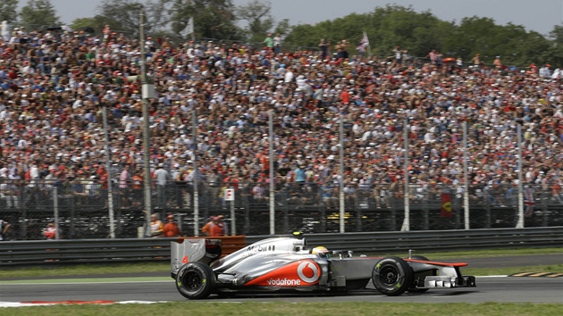 PED DIVKY. Pln ochozy sleduj, jak si Lewis Hamilton z McLarenu jede pro prvenstv v kvalifikaci na Velkou cenu Itlie.