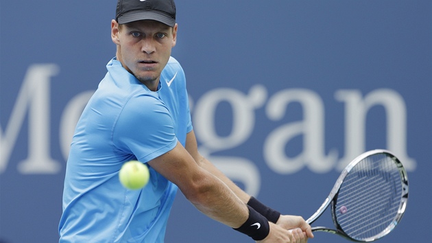 SEMIFINLOV SOUSTEDN. Tom Berdych se chyst na bekhend v duelu s Andym Murrayem na US Open.