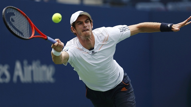 DOSHNE? Brit Andy Murray se natahuje po mku v semifinlovm utkn proti Tomi Berdychovi ve Flushing Meadows.